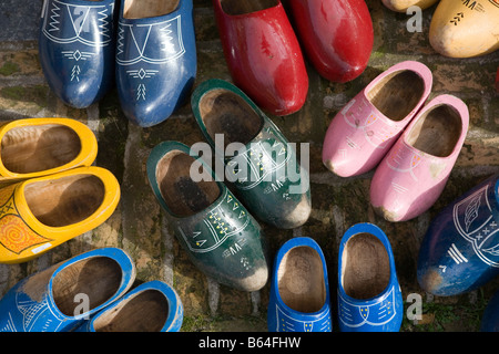 Sammlung von alten bunten clogs Stockfoto