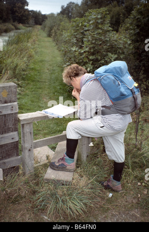 Walker, Blick auf eine Karte auf Offa es Dyke Weg auf der englischen Welsh-Grenze Stockfoto