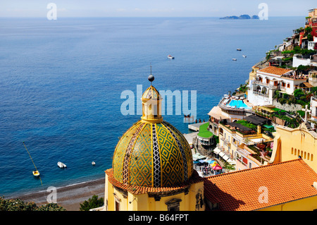 Italien, Positano, Amalfi-Küste, Dorf am Hang mit Blick auf Küste, UNESCO-Weltkulturerbe Stockfoto