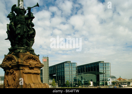 Berlin, neuer Hauptbahnhof, HBf, Hauptbahnhof, gesehen aus dem Südwesten, mit Skulptur auf Moltkebrücke über der Spree Stockfoto