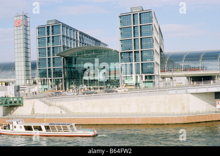 Berlin, neuer Hauptbahnhof, HBf, Hauptbahnhof, gesehen aus dem Süden, über der Spree. Stockfoto