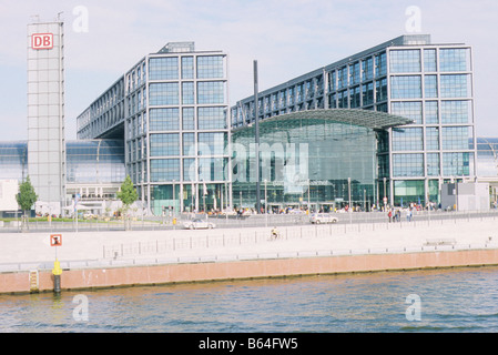 Berlin, neuer Hauptbahnhof, HBf, Hauptbahnhof, gesehen aus dem Süden, über der Spree. Stockfoto