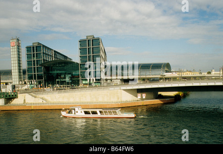 Berlin, neuer Hauptbahnhof, HBf, Hauptbahnhof, gesehen aus dem Süden, über der Spree. Stockfoto