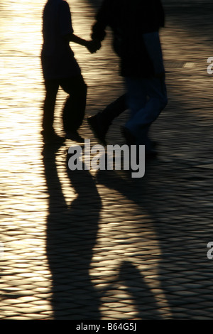 Schatten Menschen schnelle Füße Beine auf Straße in der Stadt Stockfoto