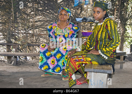 Frau in traditioneller Kleidung Dorf Douala Kamerun Afrika Stockfoto