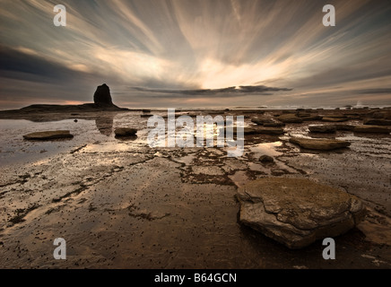 Schwarz-Nab, gegen Bay kurz vor Sonnenuntergang an einem Abend Mittsommer, als die Sonne bricht durch die Wolkendecke erfasst Stockfoto