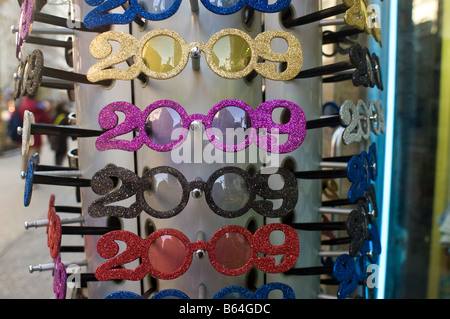 Ein Souvenir-Shop in New York bekommt einen etwas verfrüht Sprung auf Neujahr s Eve auf Freitag, 21. November 2008 Stockfoto