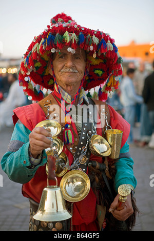 Marokkanische Wasser Verkäufer am Djemaa el Fna (Marktplatz) Marrakesch, Marokko, Nordafrika in authentischen traditionellen Kleid Stockfoto