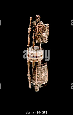 Objekt auf schwarzen Spielzeug Ritter auf schwarz Stockfoto