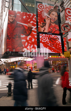 Eine Plakatwerbung Ziel Kaufhäuser ist am Times Square in New York gesehen. Stockfoto