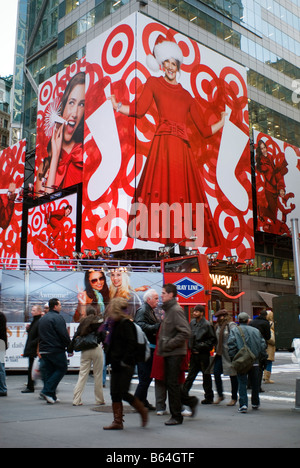 Eine Plakatwerbung Ziel Kaufhäuser ist am Times Square in New York gesehen. Stockfoto