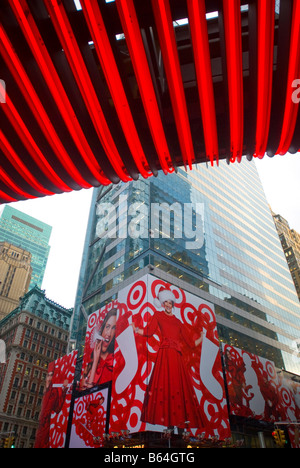 Eine Plakatwerbung Ziel Kaufhäuser ist am Times Square in New York gesehen. Stockfoto