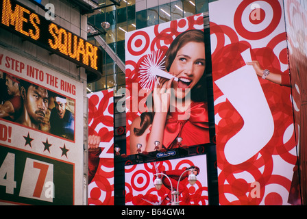 Eine Plakatwerbung Ziel Kaufhäuser ist am Times Square in New York gesehen. Stockfoto