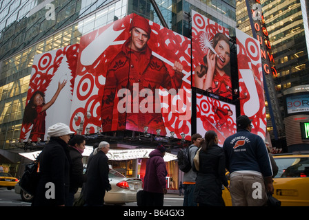 Eine Plakatwerbung Ziel Kaufhäuser ist am Times Square in New York gesehen. Stockfoto