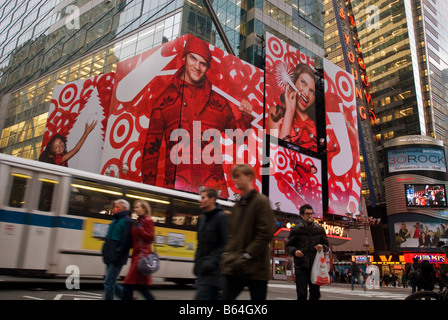 Eine Plakatwerbung Ziel Kaufhäuser ist am Times Square in New York gesehen. Stockfoto