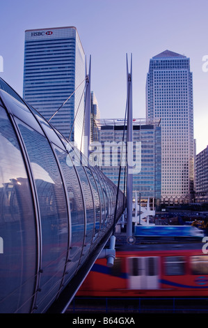 Canary Wharf London England angesehen von Pappel Docklands Light Railway station Stockfoto