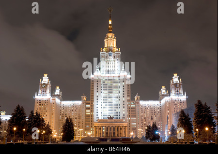 Russland Lomonossow-Universität Moskau bei Nacht Stockfoto