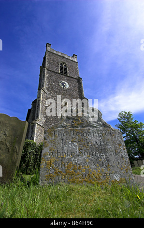 Ein Blick auf die Kirche in Saxmundham mit einer alten Toten Kopf Grabstein vor Weitwinkel Stockfoto