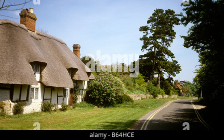 UK England Oxfordshire Clifton Hampden strohgedeckten Hütten in ruhigen Landstraße Stockfoto