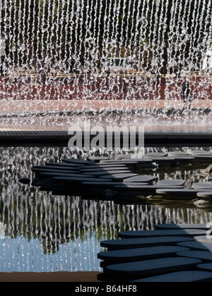 Wasserfall Kaskadenbrunnen und Wasserbecken mit Sprungbrett, Wassergärten, Parque Das Nacoes, Lissabon, Portugal Stockfoto