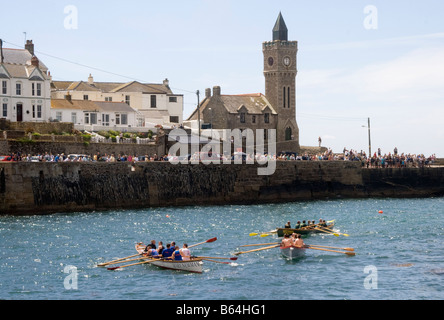 Cornish pilot Gigs am Hafendamm, während ein Gig-Rennen, Cornwall, England, Großbritannien, Vereinigtes Königreich. Stockfoto