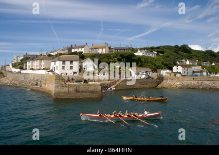 Cornish pilot Gigs am Hafen von Porthleven während ein Gig-Rennen, Cornwall, England, Großbritannien, Vereinigtes Königreich. Stockfoto