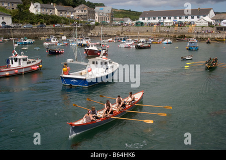 Cornish pilot Gigs im Hafen von Porthleven während ein Gig-Rennen, Cornwall, England, Großbritannien, Vereinigtes Königreich. Stockfoto