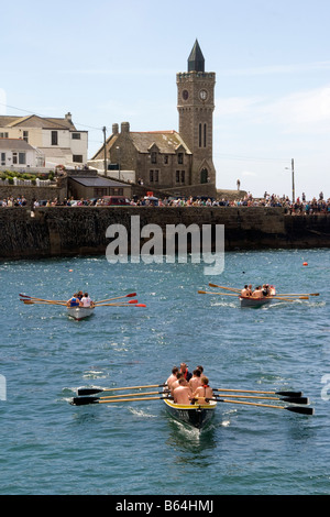 Cornish pilot Gigs im Hafen von Porthleven während ein Gig-Rennen, Cornwall, England, Großbritannien, Vereinigtes Königreich. Stockfoto