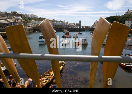 Rudern von Cornish pilot Gigs im Hafen von Porthleven, Cornwall, England, Großbritannien, Vereinigtes Königreich. Stockfoto