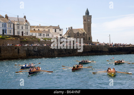 Cornish pilot Gigs im Hafen von Porthleven während ein Gig-Rennen, Cornwall, England, Großbritannien, Vereinigtes Königreich. Stockfoto