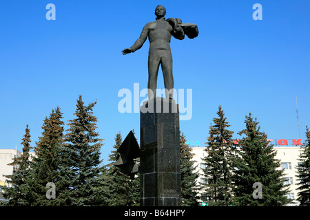 Statue der weltweit erste Mensch im Weltraum Kosmonauten Yuri Gagarin auf dem Hauptplatz in Gagarin (ehemals Klushino), Russland Stockfoto