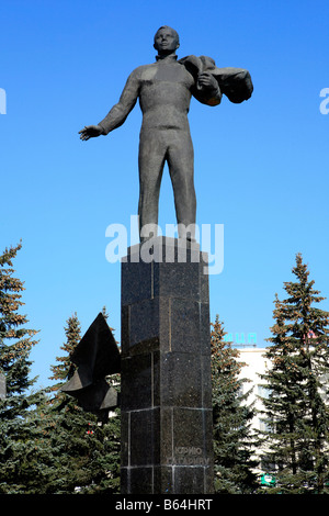 Statue der weltweit erste Mensch im Weltraum Kosmonauten Yuri Gagarin (1934-1968) auf dem Hauptplatz in Gagarin (ehemals Klushino), Russland Stockfoto