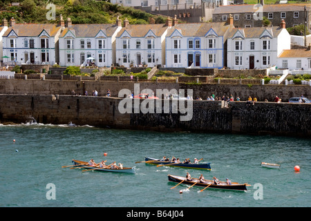 Cornish pilot Gigs am Hafen von Porthleven während ein Gig-Rennen, Cornwall, England, Großbritannien, Vereinigtes Königreich. Stockfoto