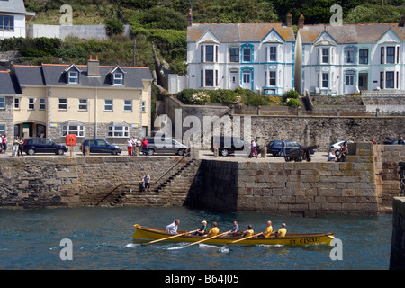 Cornish pilot Gigs am Hafen von Porthleven während ein Gig-Rennen, Cornwall, England, Großbritannien, Vereinigtes Königreich. Stockfoto