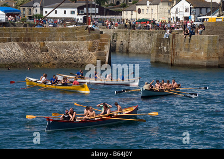 Cornish pilot Gigs am Hafen von Porthleven während ein Gig-Rennen, Cornwall, England, Großbritannien, Vereinigtes Königreich. Stockfoto