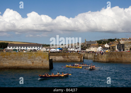 Cornish pilot Gigs am Hafen von Porthleven während ein Gig-Rennen, Cornwall, England, Großbritannien, Vereinigtes Königreich. Stockfoto