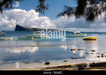 Malerischen Strand von Cap Malheureux, Boote, türkisfarbene Meer und die Insel Coin de Sumpf mit blauem Himmel, Mauritius, Indischer Ozean. Stockfoto