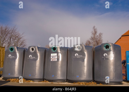 Eine Reihe von Altglascontainer für das recycling grün und klar Glas im Vereinigten Königreich Stockfoto