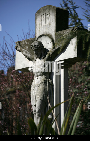 Stadt von Wolverhampton, England. Nahaufnahme des Christus auf dem Kreuz Kriegsdenkmal in St.-Peter Garten. Stockfoto