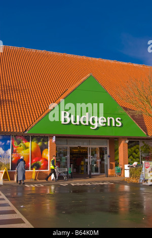 Budgens Supermarkt Supermarkt Shop speichern Verkauf Lebensmittel etc. mit Kunden außerhalb in Harleston, Norfolk, Großbritannien Stockfoto