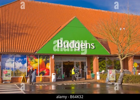 Budgens Supermarkt Supermarkt Shop speichern Verkauf Lebensmittel etc. mit Kunden außerhalb in Harleston, Norfolk, Großbritannien Stockfoto