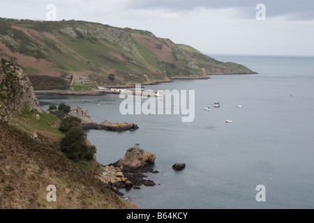 Suche entlang der nördlichen Küste von Jersey in Richtung Bouley Bay auf den Kanalinseln Stockfoto