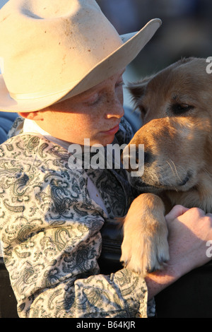 Ein kleiner Junge, die Fahrt in einem Auto mit Golden Retriever Hund Stockfoto