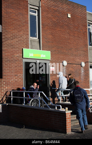 Leute warten vor einem Job Centre Plus Station Street, Nottingham, England, U.K Stockfoto