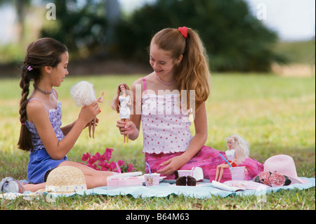 Junge Mädchen spielen Barbie Puppen zusammen, Stockfoto