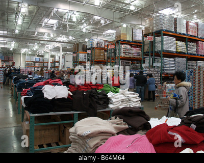 Käufer auf der Suche nach Schnäppchen zu Costco Wholesale big Box speichern in den Vereinigten Staaten Stockfoto