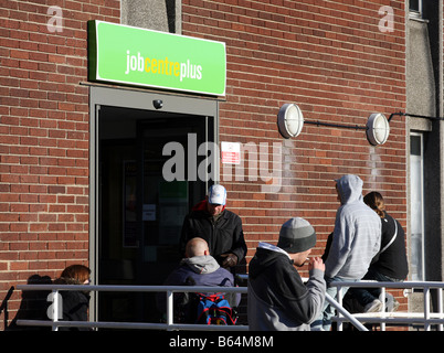 Leute warten vor einem Job Centre Plus Station Street, Nottingham, England, U.K Stockfoto