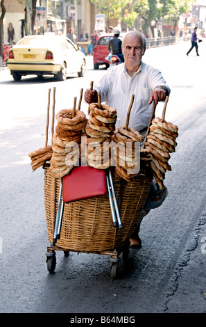 Mann mit Karren auf der Straße Bäckerei Brot backen Haus Kuchen Gebäck Stockfoto