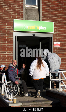 Leute warten vor einem Job Centre Plus Station Street, Nottingham, England, U.K Stockfoto