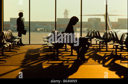 Verkehrsflugzeug geparkt am Terminal, Passagiere in terminal wartet auf Flüge Hartsfield International, Atlanta, Georgia Stockfoto